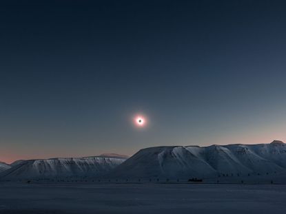 spitsbergen-eclipse-ngpc2015_92203_990x742[1]
